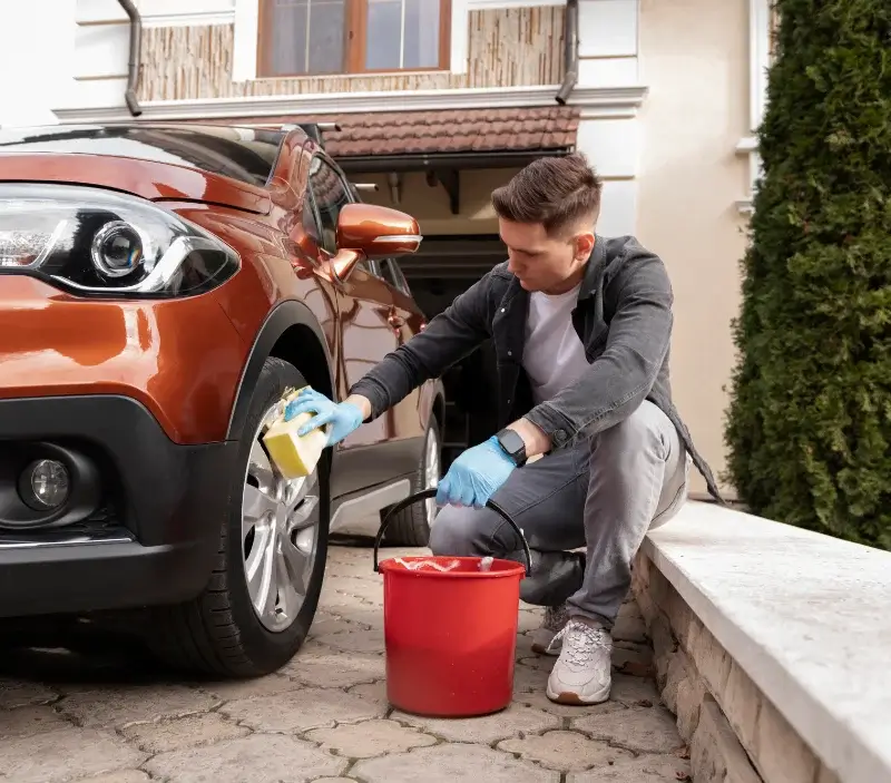 Lavage auto à domicile La Ferrière-Béchet : professionnel intervenant sur un véhicule